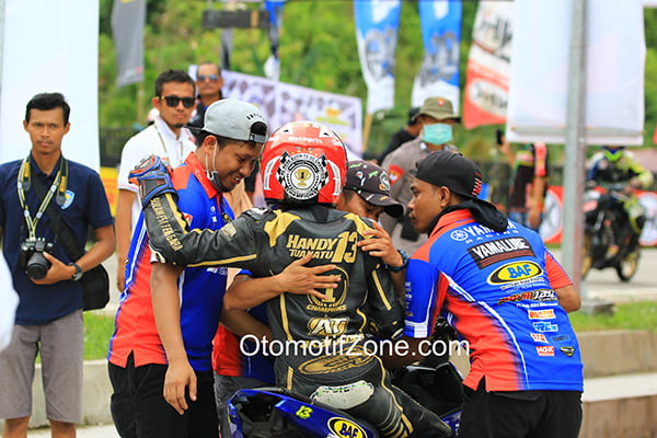 Handi Tuahatu rayakan kemenangan bersama crew