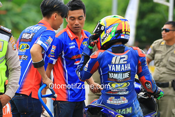 Ilham Efendi  bersama crew