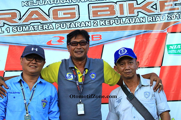 Donny Mahardjono,Direktur balap motor PP IMI (tengah) diapit Juri lomba