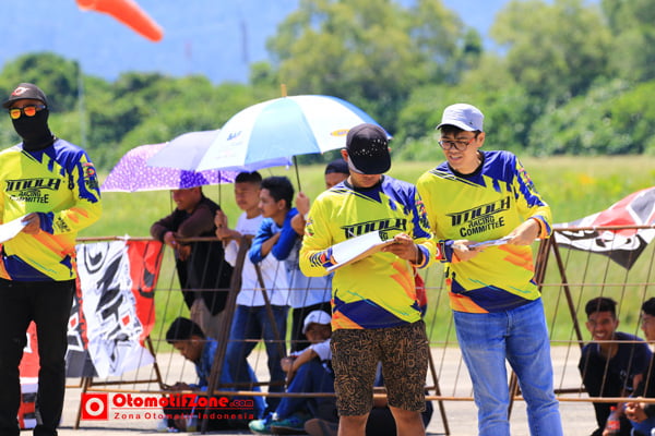 Crew Imola RC sedang bertugas