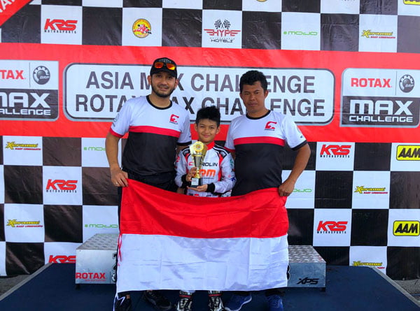 Kimi bersama orang tua dan mekanik