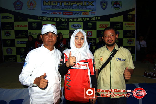 Ridwan Bobihu (Ketua Pengprov IMI Gorontalo), kiri bersama Ketua Panitia (kanan) mengapit Conny Gobel