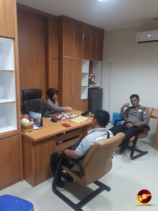Alex Riswana menyerahkan donasi
