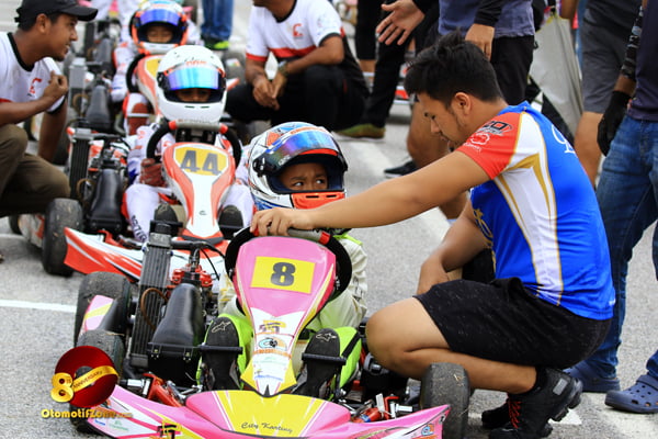 Senna SN saat memberi pengarahan Aditya sebelum race final