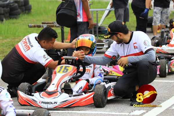 Temi dan Mekanik memberi semangat