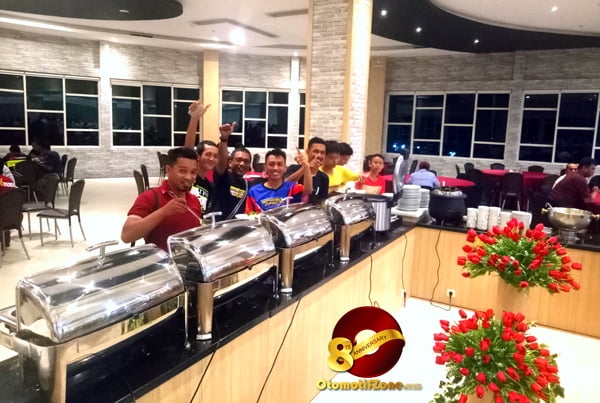 para pembalap santap makan malam