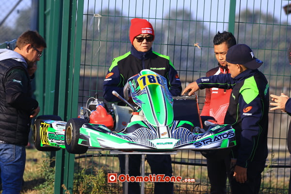 mekanik mempersiapkan sebelum race