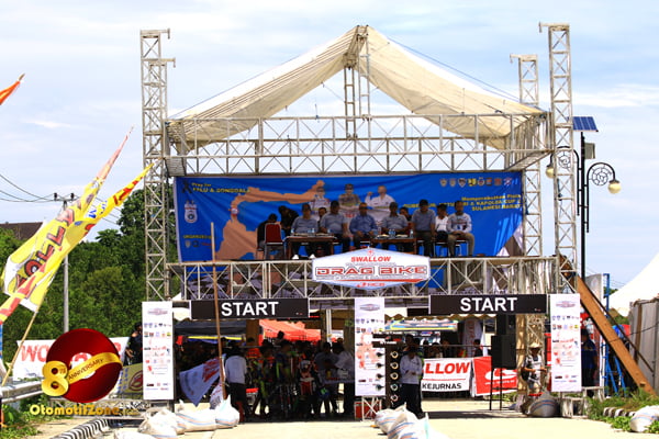 start gate dan tribun VIP tersusun rapi