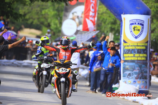 selebrasi Arsharuddin raih emas bebek 4T 125cc perorangan