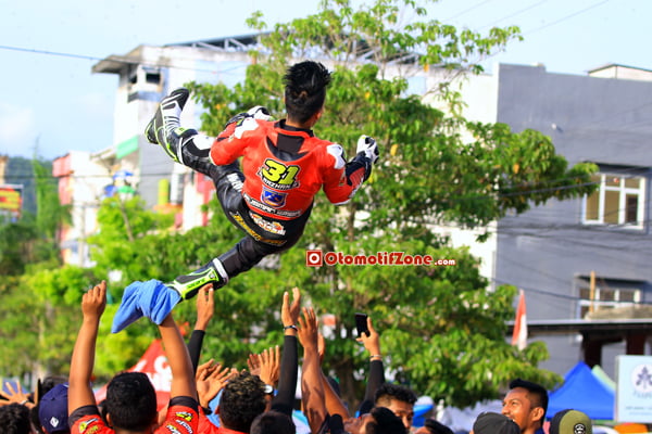 lempar ke udara