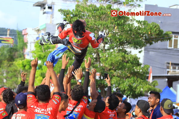 selebrasi lempar pembalap