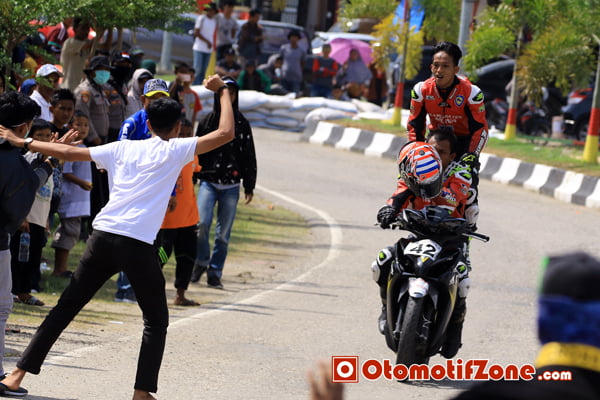 selebrasi emas Tedy Tuahatu dan Arsharudin