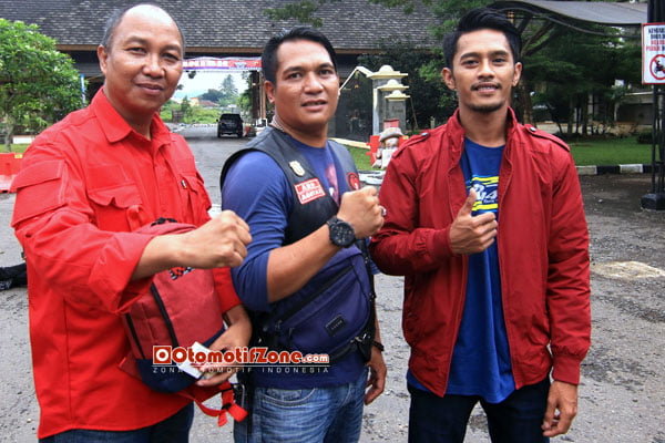 Deddy Desyanto (kiri) bersama Amo dan Gunawan Kc dari Agotax