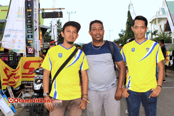 Laode Hadiran (tengah) ketua Panitia diapit Nazwar (kanan) sekertaris panitia dan Laode Didi Asbaryadin, manager team