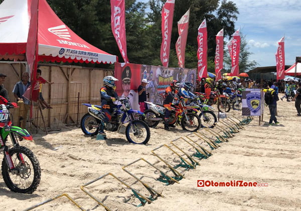 pembalap siap lepas start di Race Pantai pasir padi