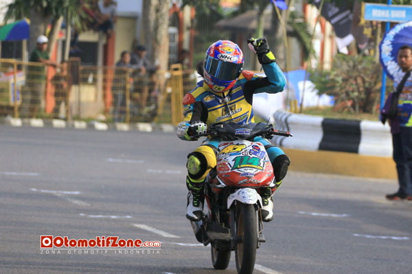 luapan kegembiraan Vinny Mam