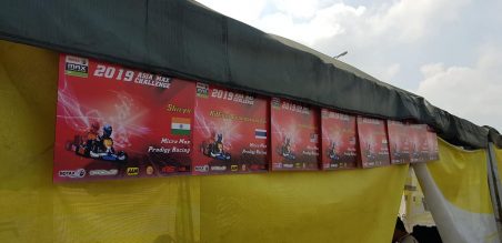 Papan driver team dan asal negara terpampang ditiap paddock team