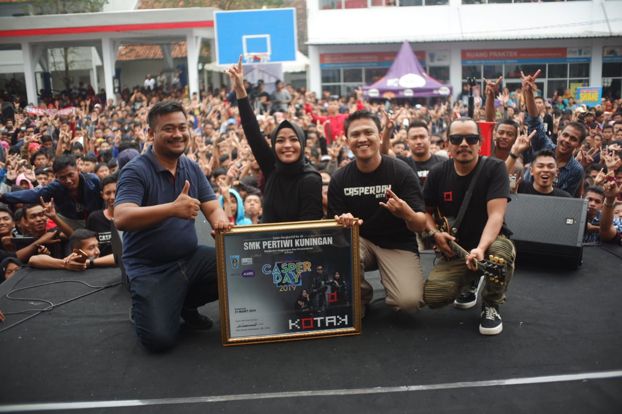 Wakasek Kesiswaan (kiri) pose bersama band Kotak