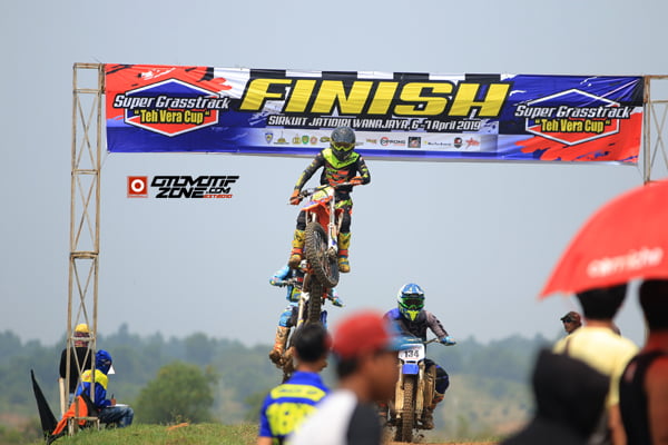 Keseruan Super Grasstrack Teh Vera Cup