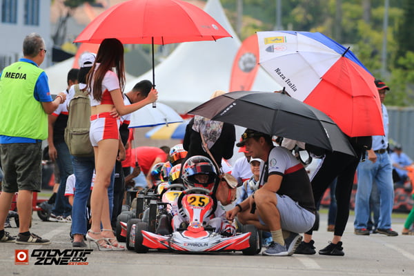 Umbrella girl bikin suasan lebih meriah