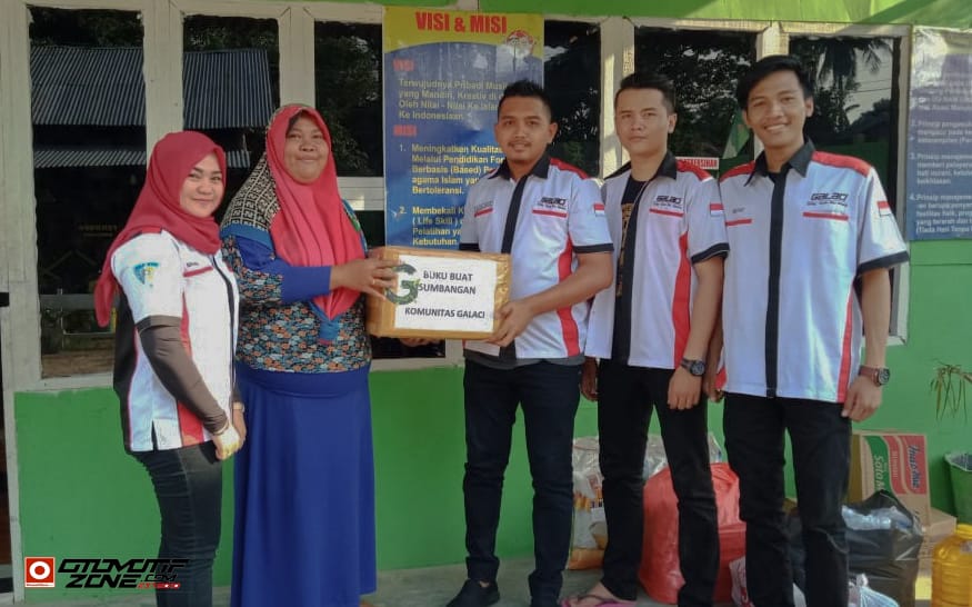 Penyerahan bantuan kepada panti asuhan,yang di wakili anggota GALACI