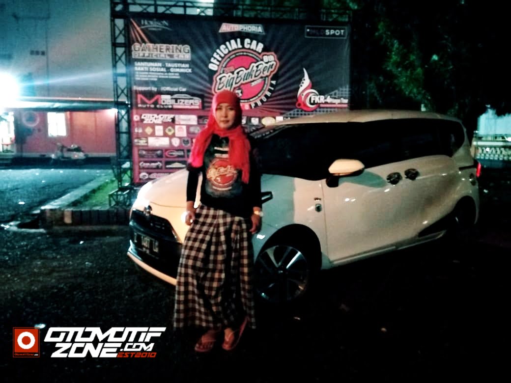 Wanita Ini Bergaul dengan Banyak Lelaki di Komunitas Mobil