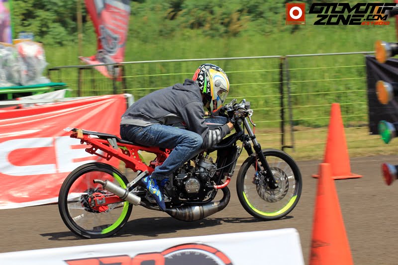 Acong Samsonet Beraksi