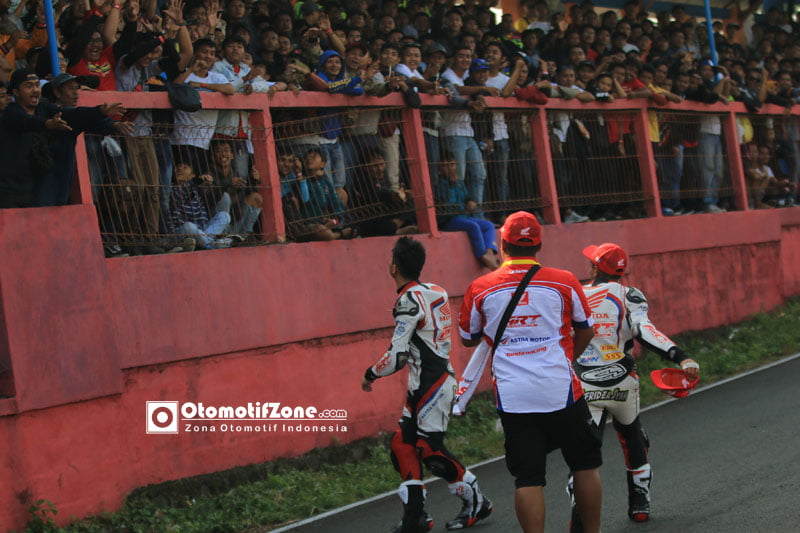 Afrdza dan Dicky Bebagi Topi kepada Penonton