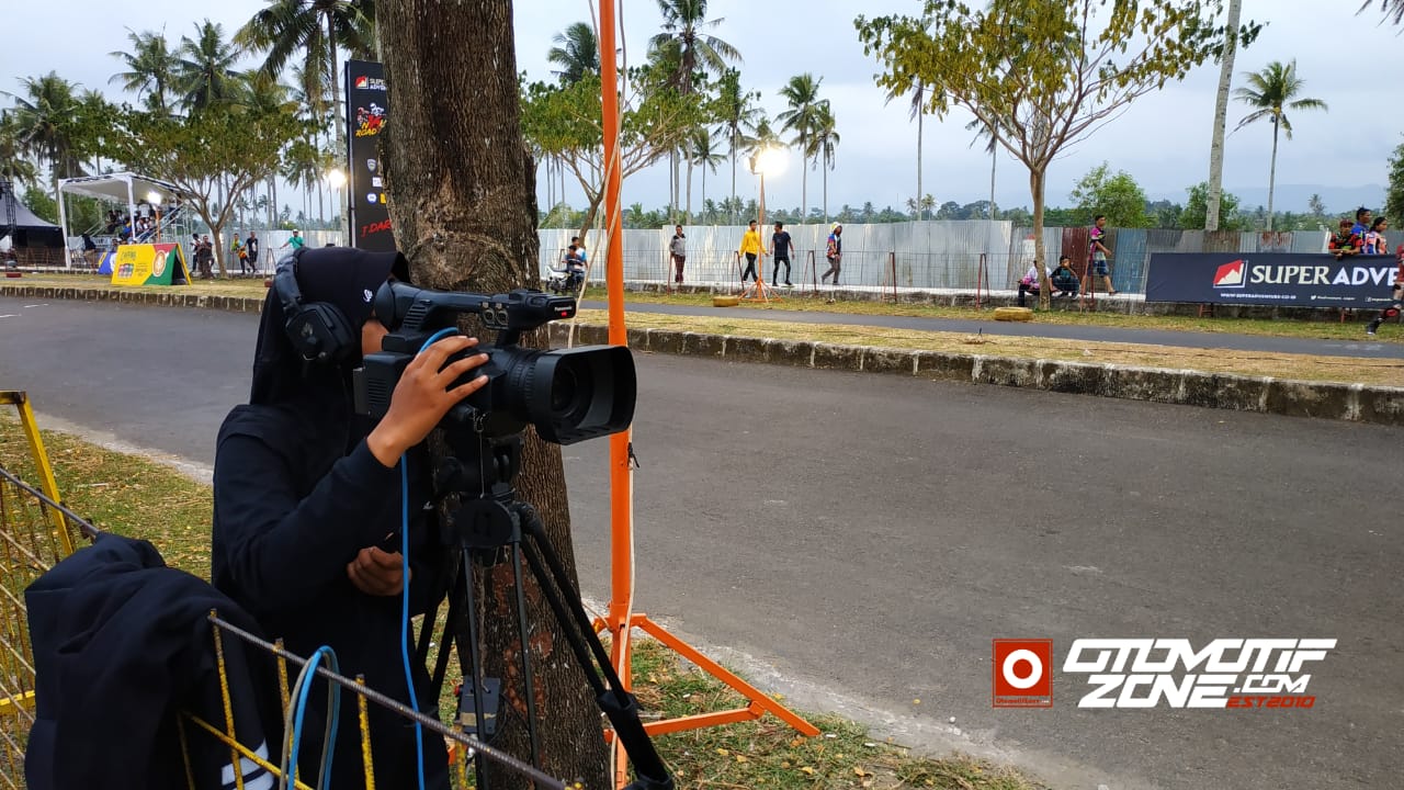 Super Adventure Night Road Race 2019 Menggunakan Layar Besar