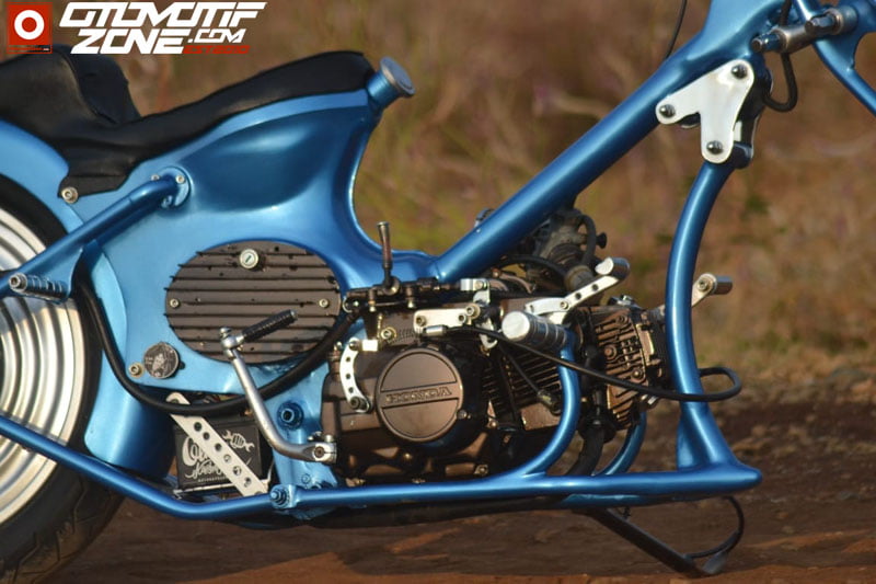 Frame dibuat panjang dan kuat menopang mesin