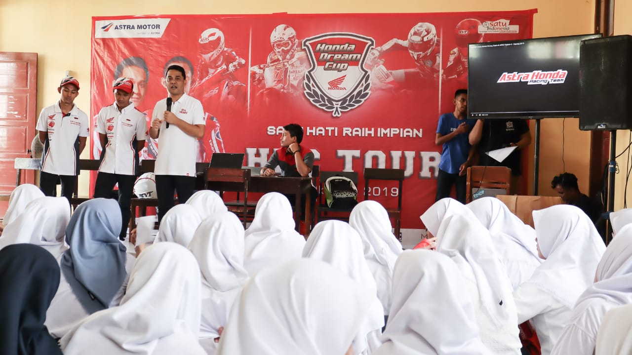 Dua Pembalap Nasional memberikan sedikit cerita dan pengalaman kepada sisawa dan siswi  SMA 14 Makassar