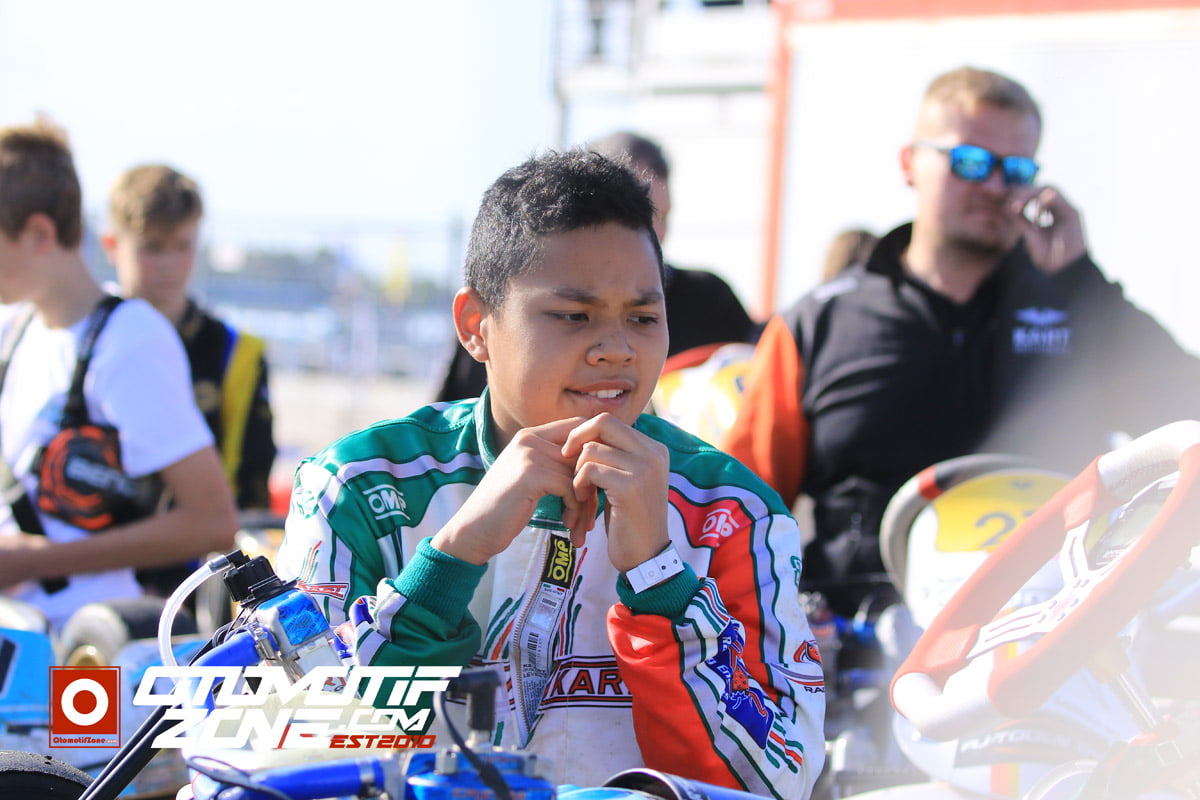 Adrian berfikir keras