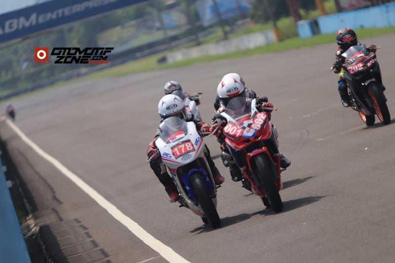 Race di kelas CBR150 Junior Exhibition