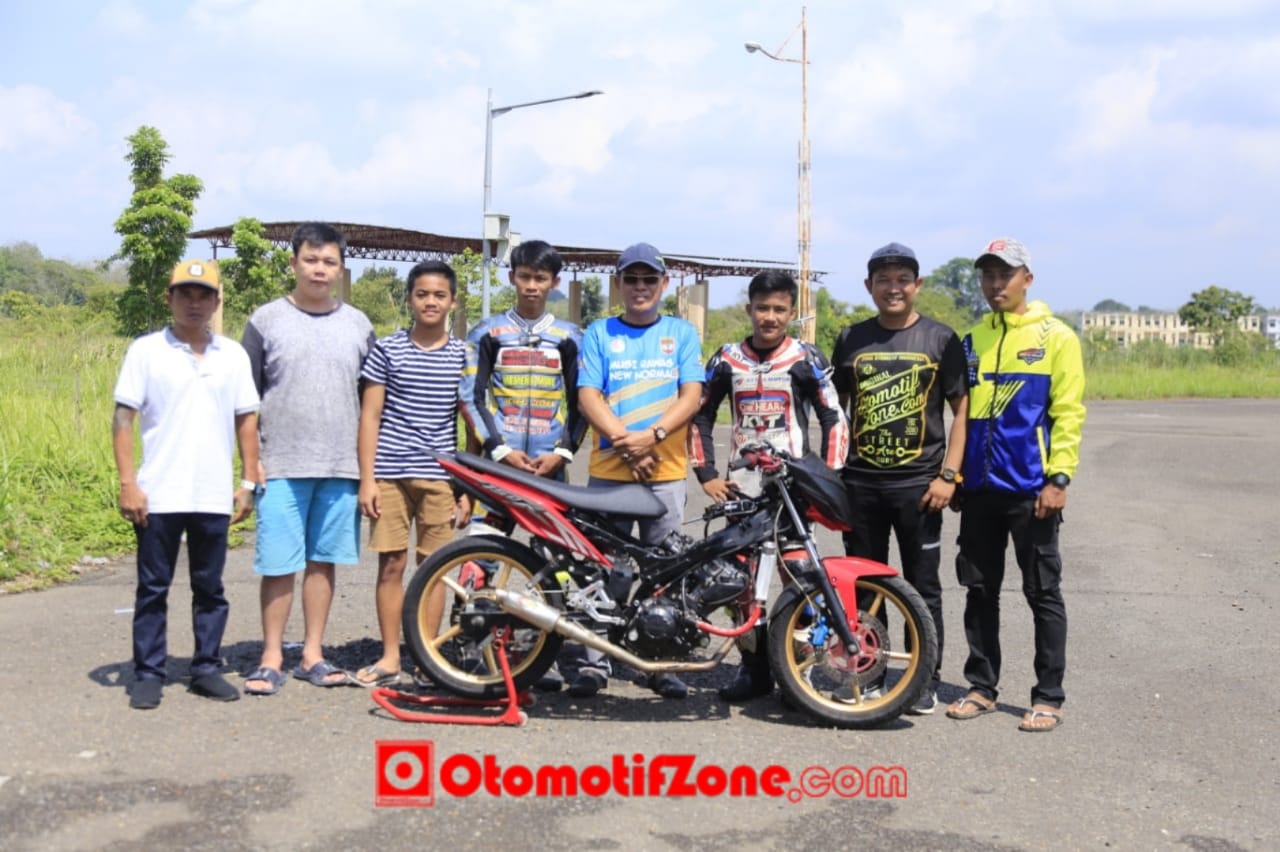H. Azhari (tengah bertopi) Arissandro (baju hitam) Saat Meninjau Langsung Lokasi Rencana Pembangunan Sirkuit