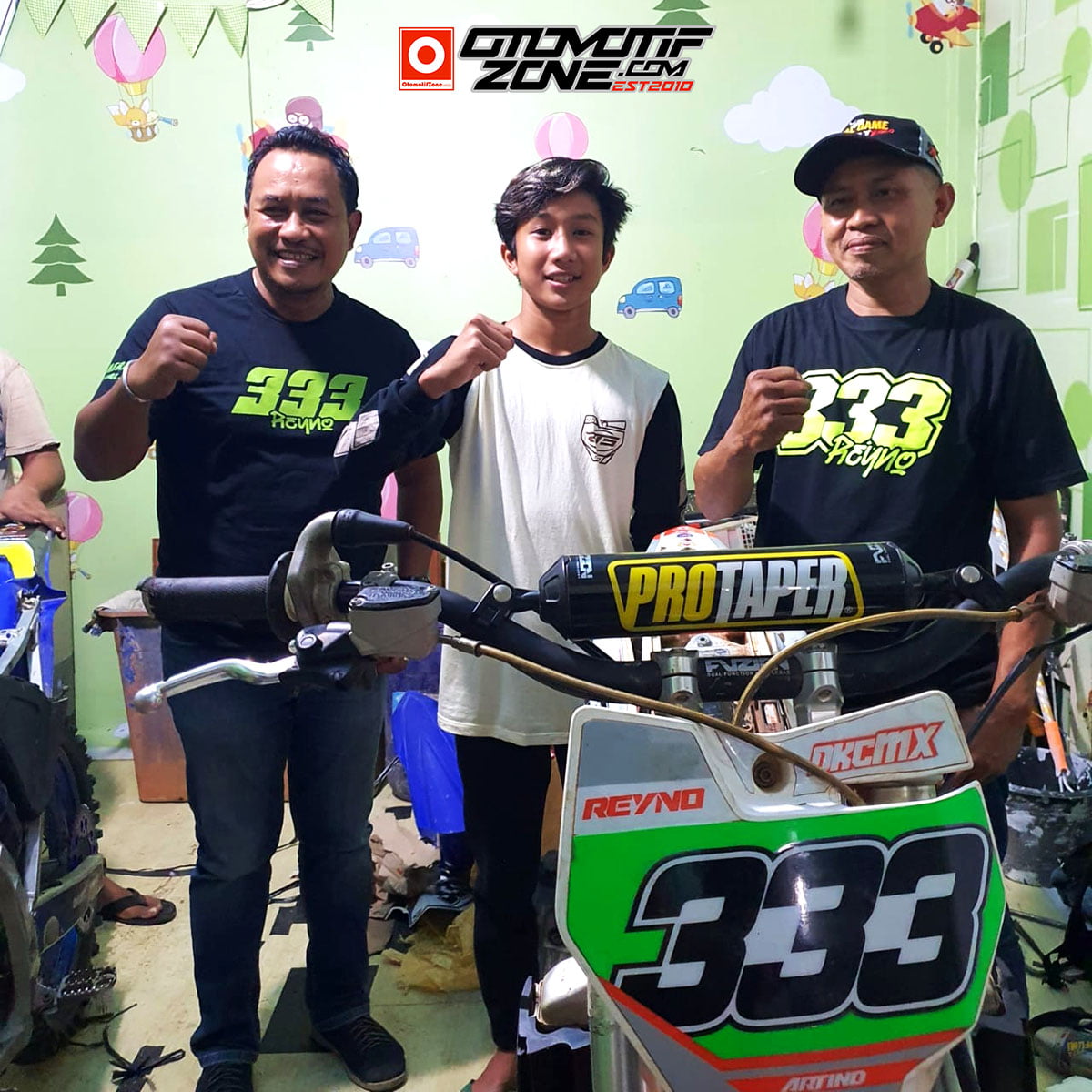 Charles Gomar (kiri)  bersama Reyno dan Mbah Nur (mekanik)