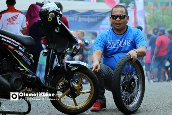 Dodiyanto menunjuk ban IRC fasti Pro matic, tangan kiri Fasti Pro bebek