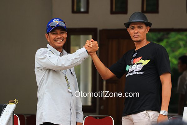 Anwar Mundu (kiri) ketua penyelenggara bersama Ichal dari LRC