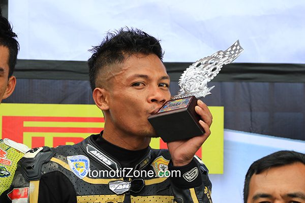 Handi Tuahatu, cium trophy kemenangan