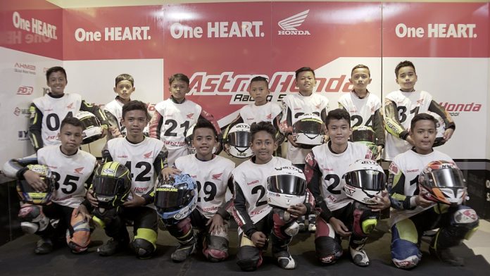 Adiyatma Dinis Putra (jongkok ke-2 dari kiri, no.42)