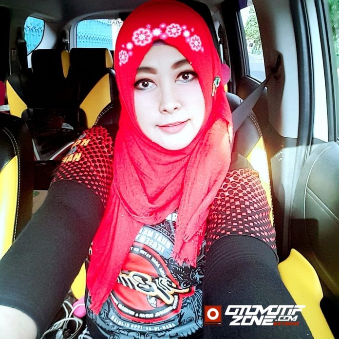 Wanita Ini Bergaul dengan Banyak Lelaki di Komunitas Mobil