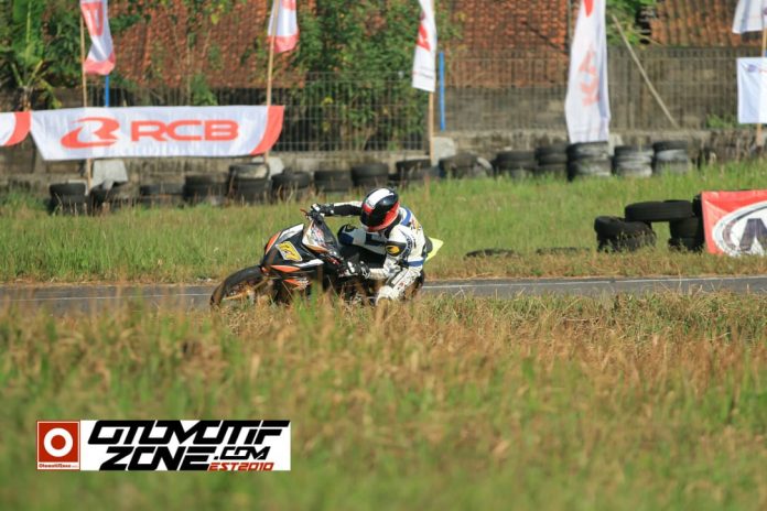 Aditya Fauzi tampil memukau di hadapan publik Tasikmalaya dengan meraih podium terbaik pada kelas Novice Race pertama di Kejurnas Motoprix 2019