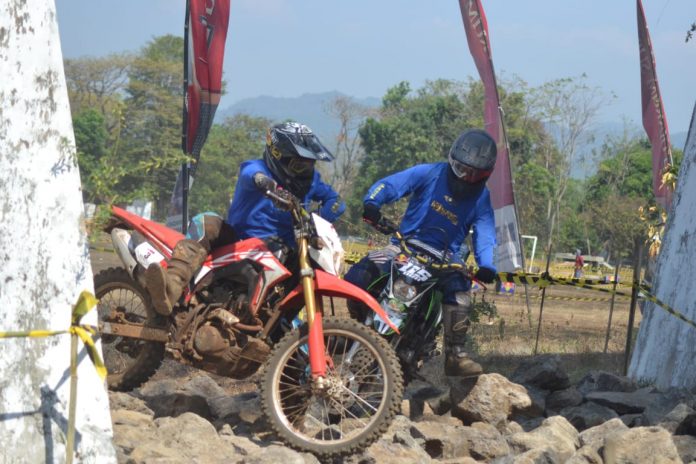 Salah satu rintangan Enduro Rally Race berupa tumpukkan batu terjal