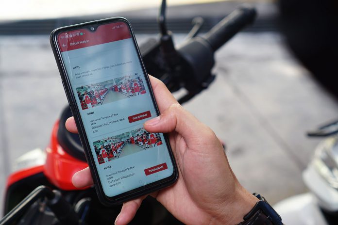 Konsumen sedang mengecek KPB Digital melalui aplikasi Daya Auto