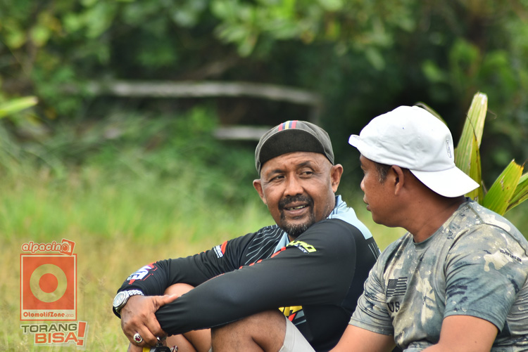 Gandung Darmoko ( kiri )