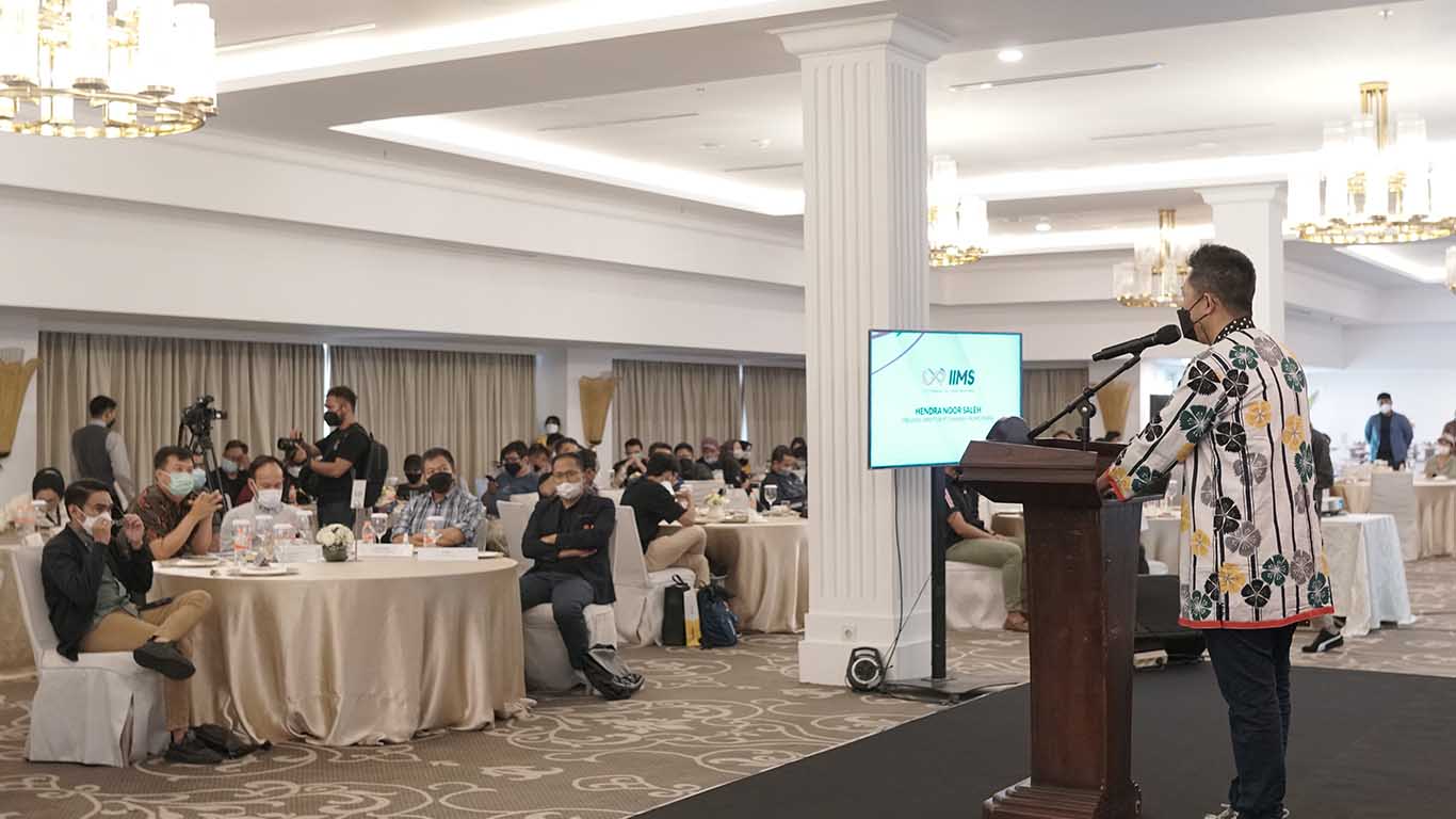 “Tahun ini IIMS 2022 membuktikan, mendorong dan mengkaryakan peluang industri otomotif dan industri kreatif untuk terus bersinar dan bangkit, dan beradaptasi dalam masa normal baru.” kata Hendra Noor Saleh, Presiden Direktur PT Dyandra Promosindo.