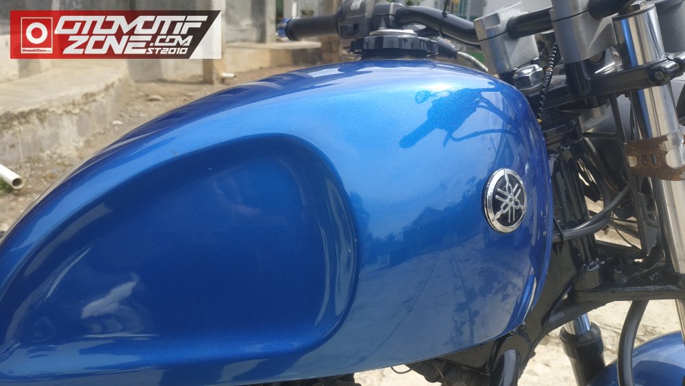 Tangki Triumph Dengan Emblem Logo Yamaha