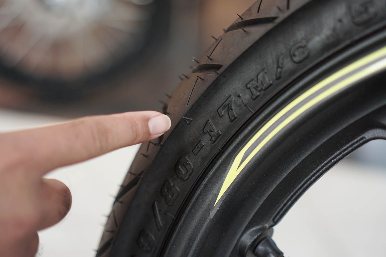 7 Trik Aman Berkendara Sepeda Motor Saat Musim Hujan