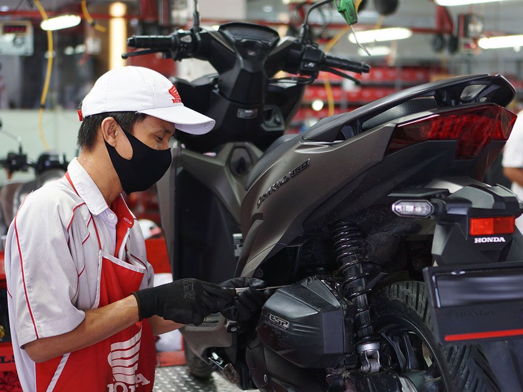 7 Trik Aman Berkendara Sepeda Motor Saat Musim Hujan