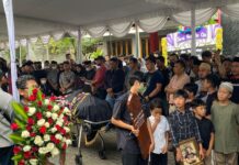 Iring-iringan Warga Antarkan Irwan Ardiansyah Keperistirahatan Terakhir Irwan Ardiansyah