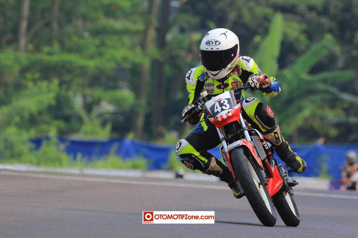 Aksi Arris Aditya melibas tikungan pertama